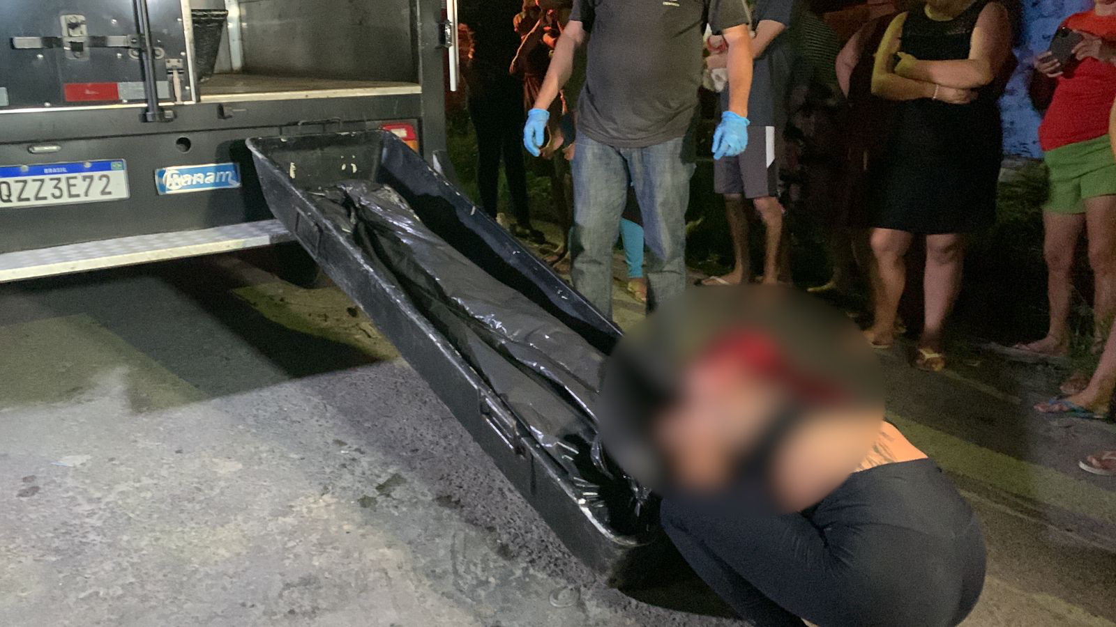 Jovem chora sobre o corpo do irm&atilde;o / Foto: Caio Guarlotte / Portal do Holanda