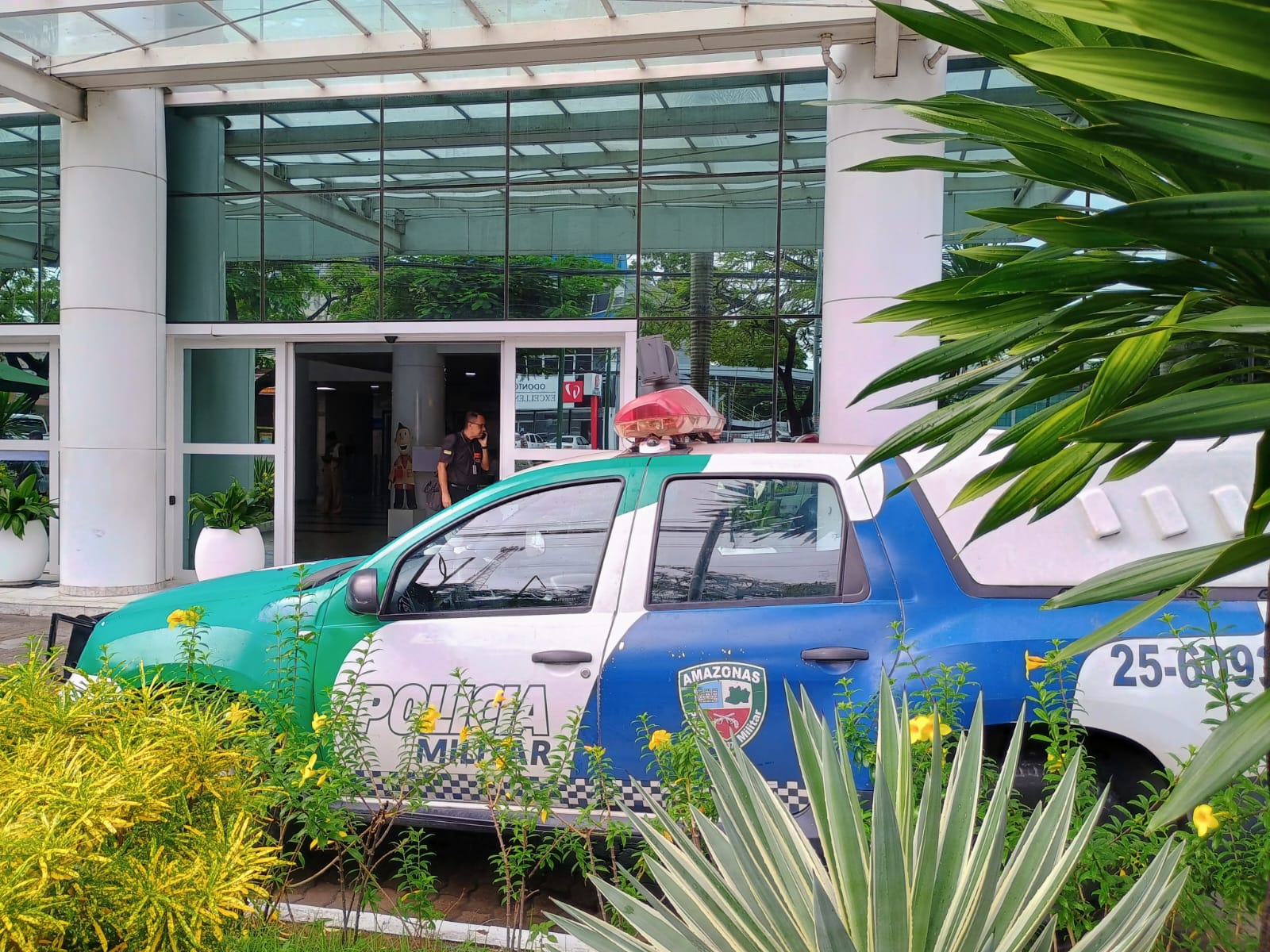 Viatura da pol&iacute;cia em frente ao hospital na manh&atilde; desta segunda - Foto: Jander Robson/Portal do Holanda
