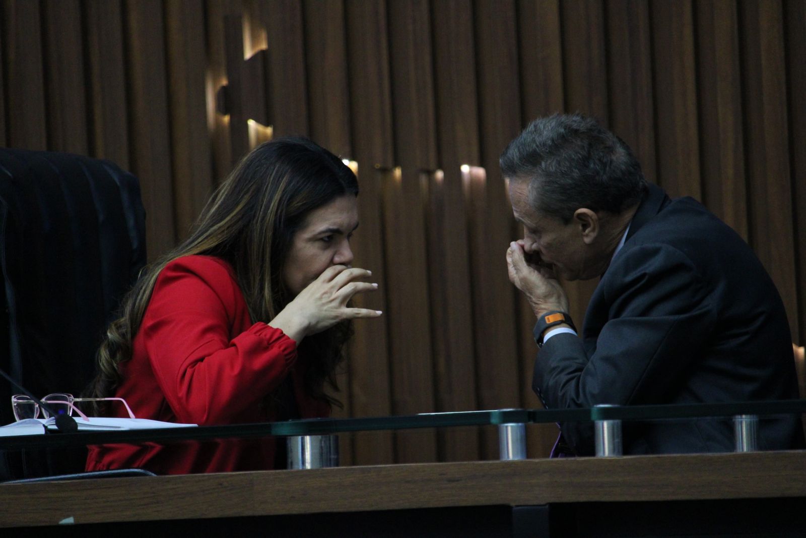 Alessandra Campelo (Podemos) e Adjunto Afonso (Uni&atilde;o Brasil), fofocam em segredo durante sess&atilde;o plen&aacute;ria. Autor da foto: Shuam Mom