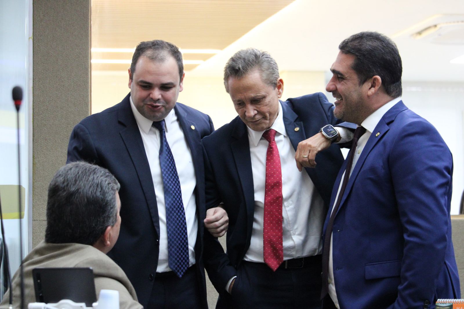 Roberto Cidade (Uni&atilde;o Brasil) e Adjunto Afonso (Uni&atilde;o Brasil) de bra&ccedil;os dados / Autor da foto: Shuam Mom 