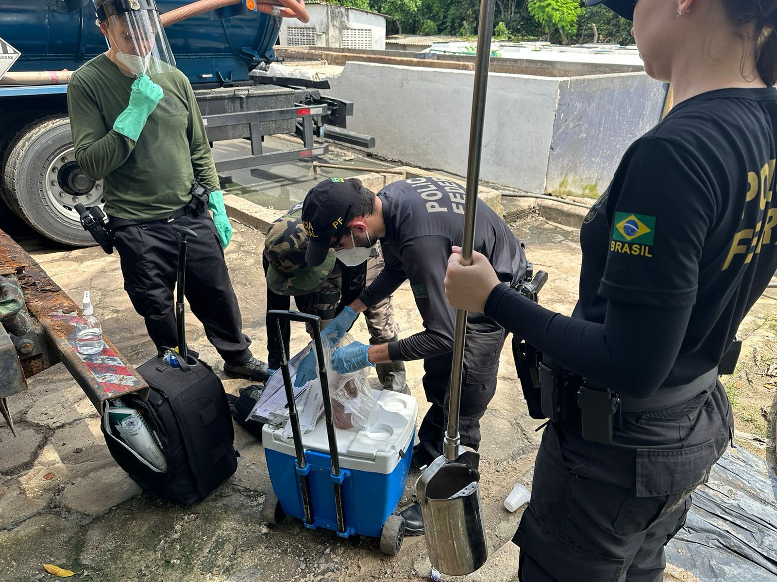 Peritos da Pol&iacute;cia Federal recolhem material para an&aacute;lise / Foto: Divulga&ccedil;&atilde;o