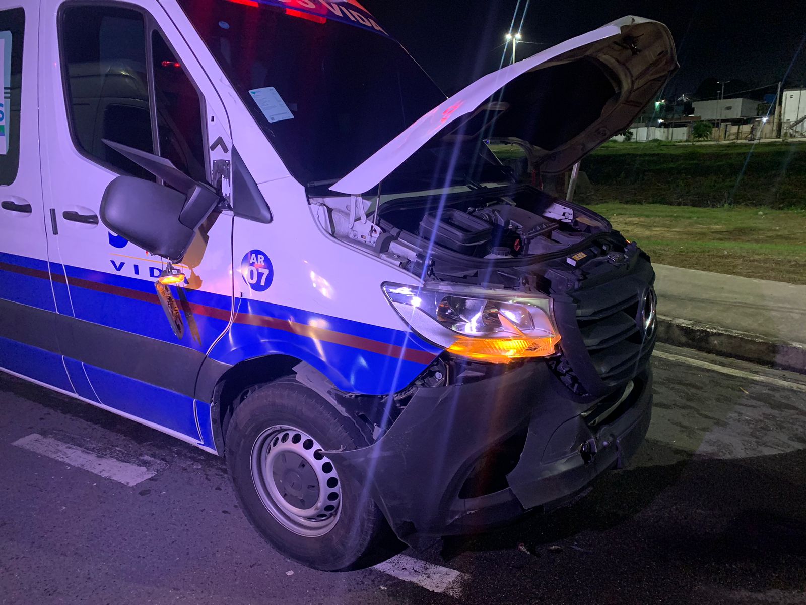 Ambul&acirc;ncia envolvida em acidente / Foto: Caio Guarlotte / Portal do Holanda