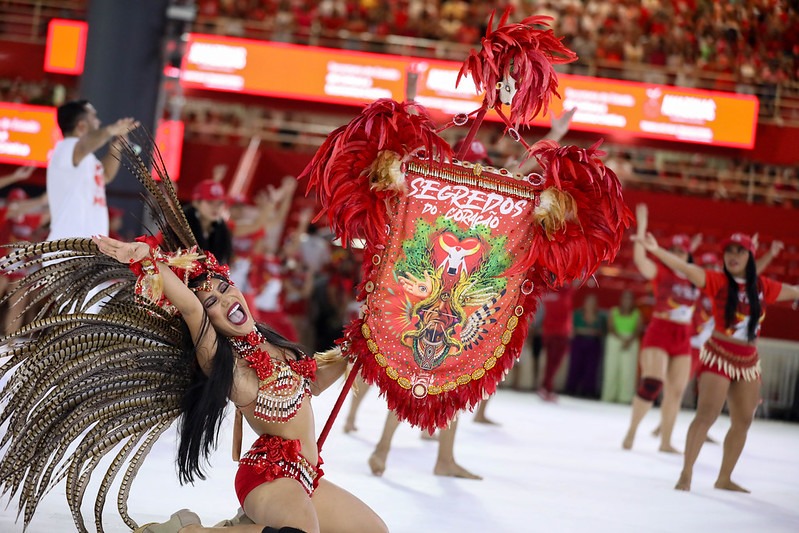 Porta-estandarte do Garantido L&iacute;via Christina