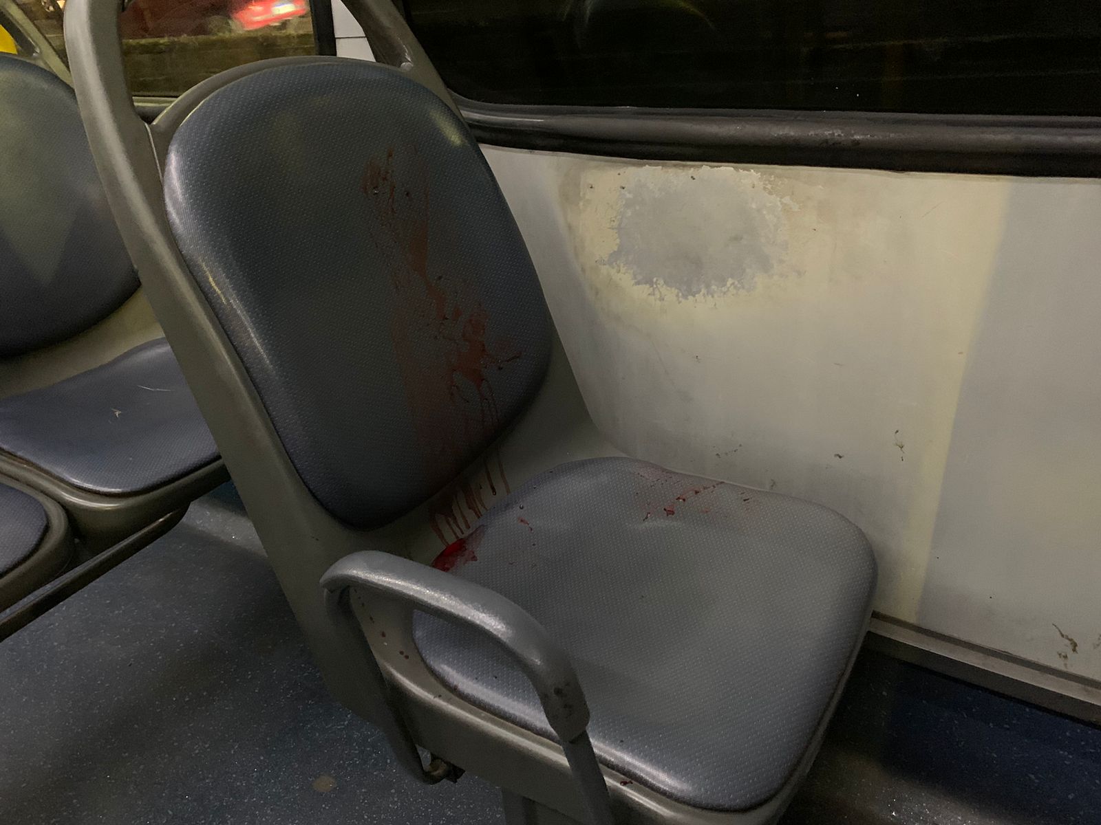 Passageiros foram esfaqueados durante assalto / Foto: Neto Silva / Portal do Holanda