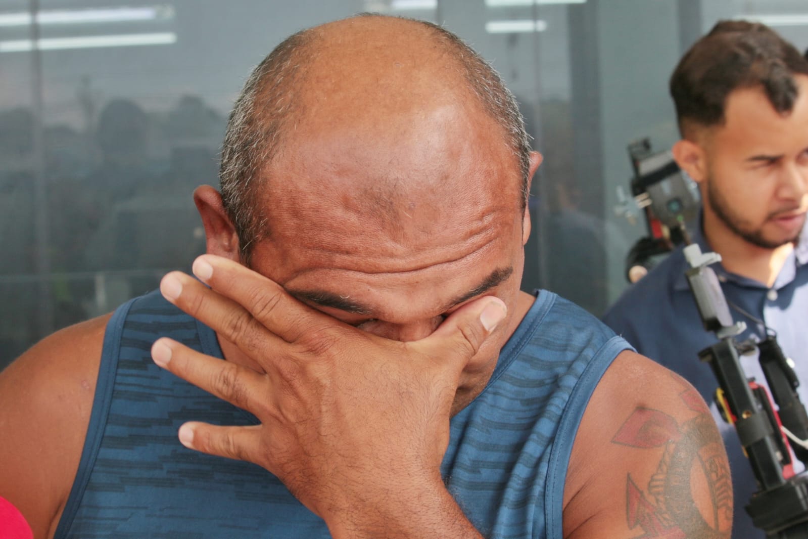 Gean, o irm&atilde;o que encontrou o corpo da v&iacute;tima - Foto: Jander Robson/Portal do Holanda