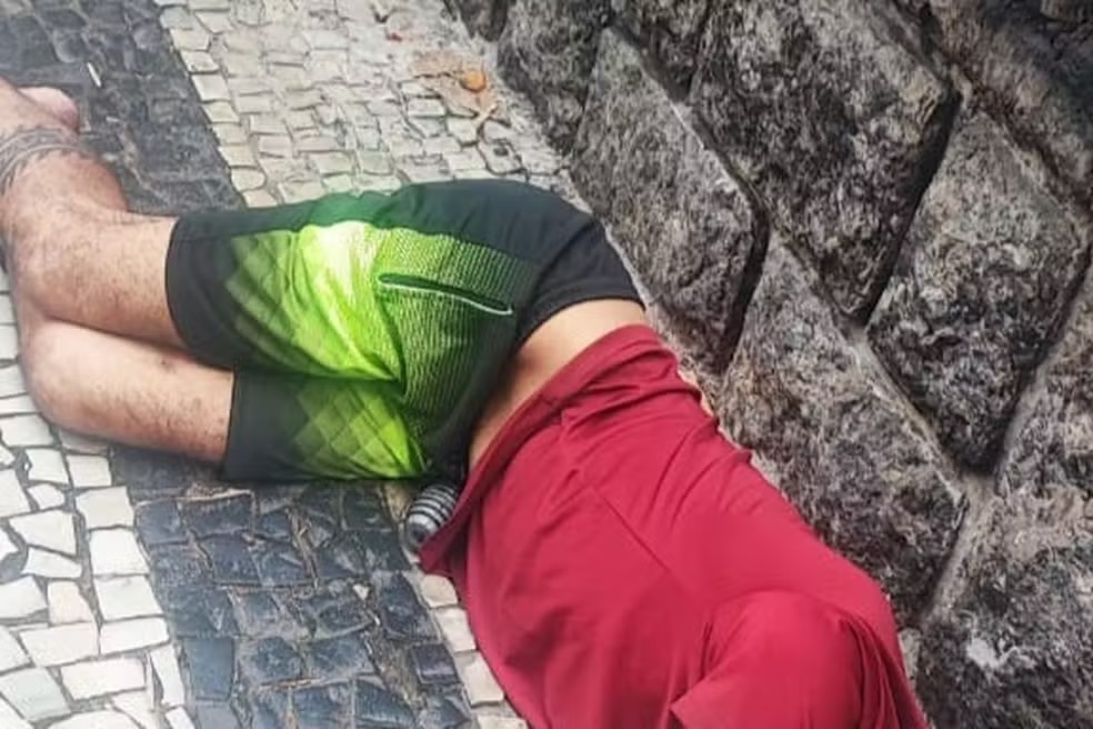 Suspeito baleado com a granada na cintura em Copacabana &mdash; Foto: Reprodu&ccedil;&atilde;o