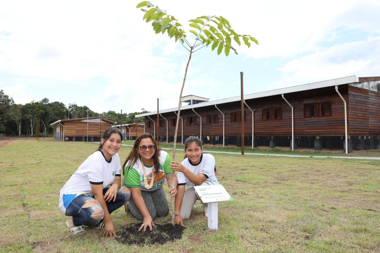 Secret&aacute;ria de Educa&ccedil;&atilde;o, Arlete Mendon&ccedil;a, e alunas da Escola da Floresta