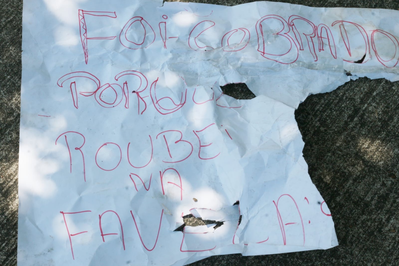 Bilhete foi deixado pr&oacute;ximo da v&iacute;tima - Foto: Jander Robson/ Portal do Holanda