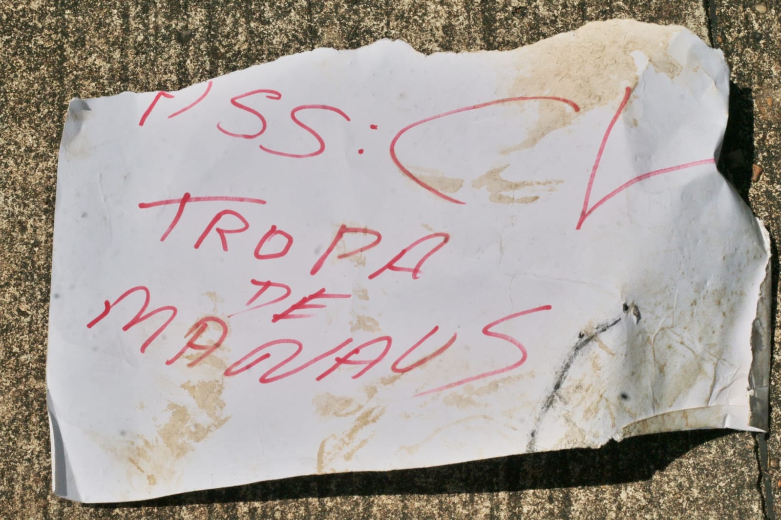 Bilhete foi deixado pr&oacute;ximo da v&iacute;tima - Foto: Jander Robson/ Portal do Holanda