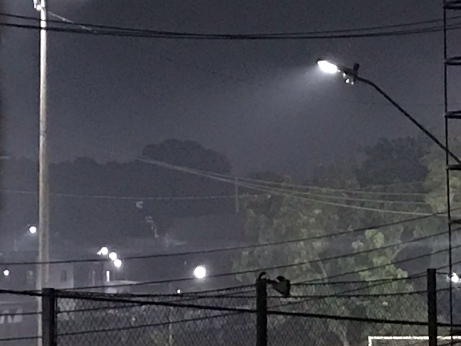 Postes refletem part&iacute;culas de fuma&ccedil;a na noite de quinta-feira (28).