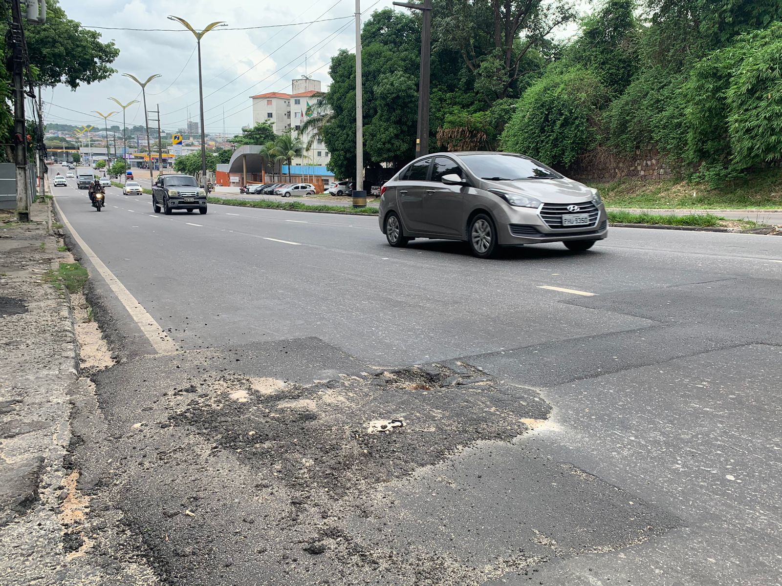 Motoristas precisam desviar de buracos nas principais vias da cidade / Foto: Caio Guarlotte