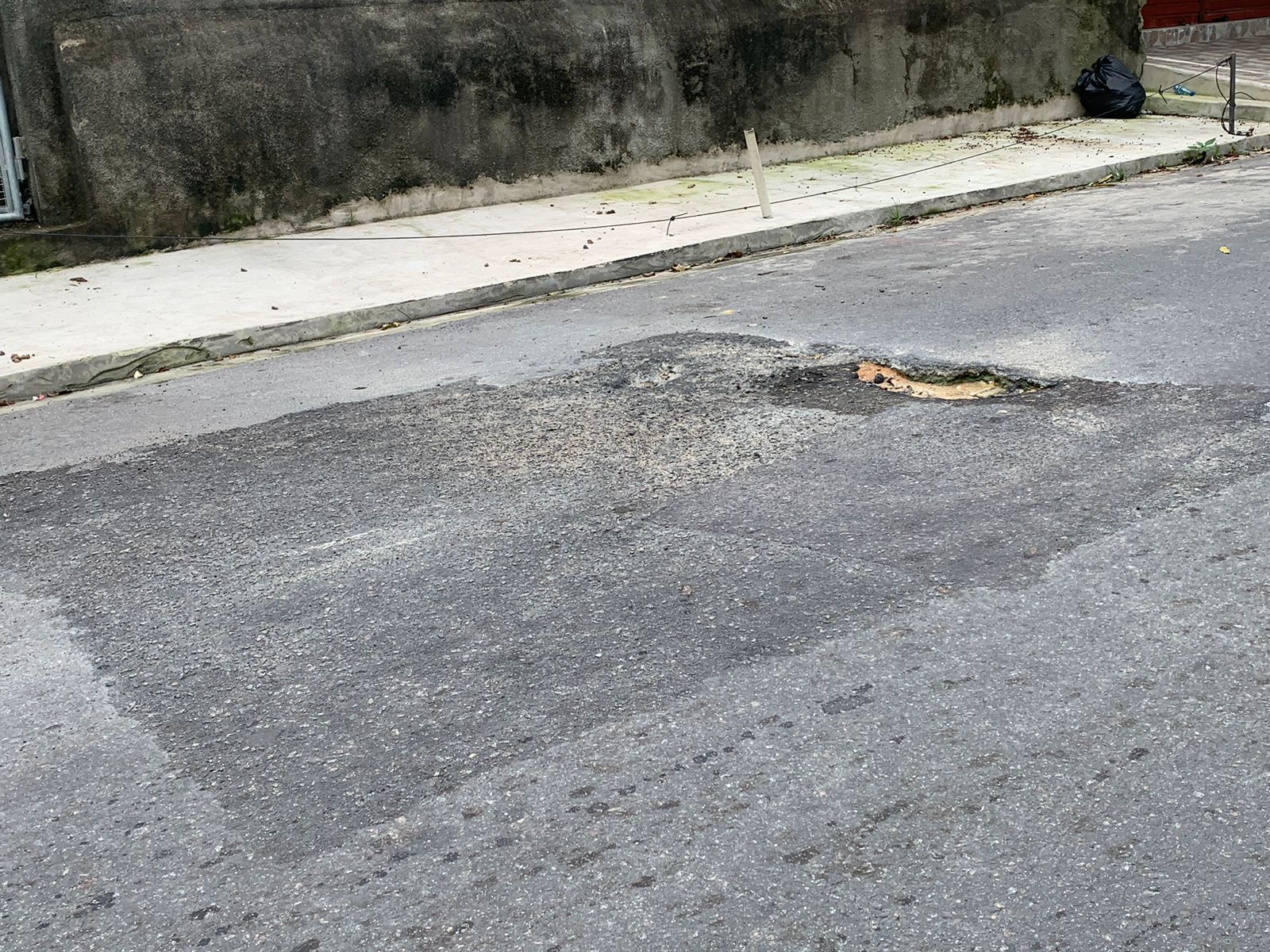 Defeitos deixados no asfalto s&atilde;o um perigo para pedestres e ciclistas em dias de chuva / Foto: Caio Guarlotte