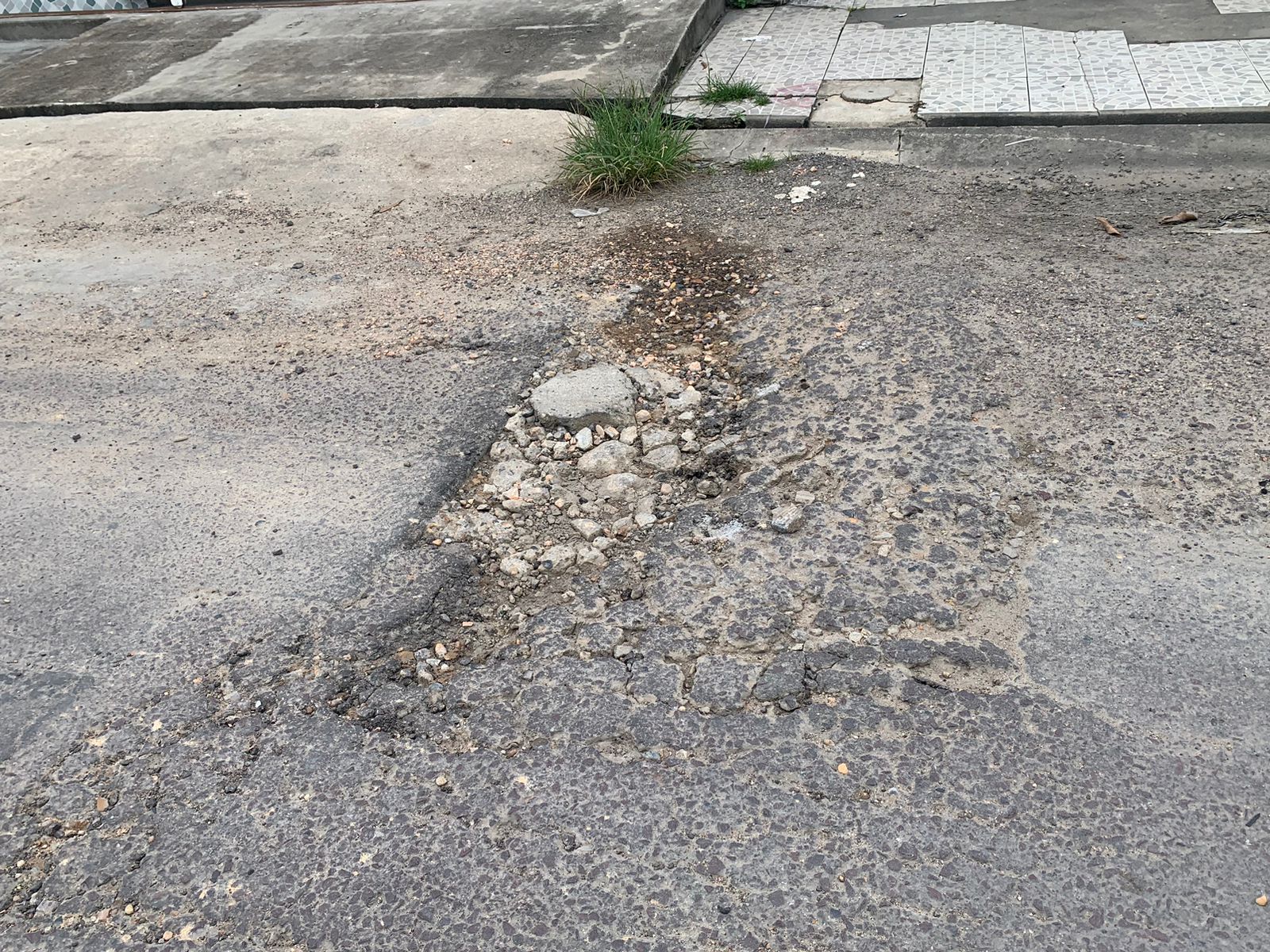 Buracos: um lembrete da import&acirc;ncia de concluir os trabalhos / Foto: Caio Guarlotte