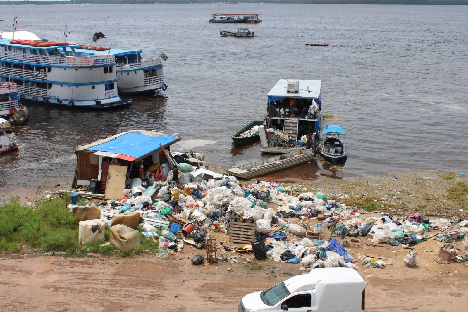 Turista que chegam a Manaus por via fluvial se deparam com lixeira na orla da cidade - Foto: Ronaldo Siqueira / Portal do Holanda