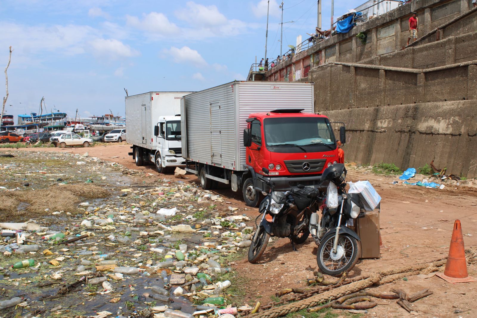 Caminh&otilde;es dividem espa&ccedil;o com pessoas e outros ve&iacute;culos - Foto: Ronaldo Siqueira / Portal do Holanda