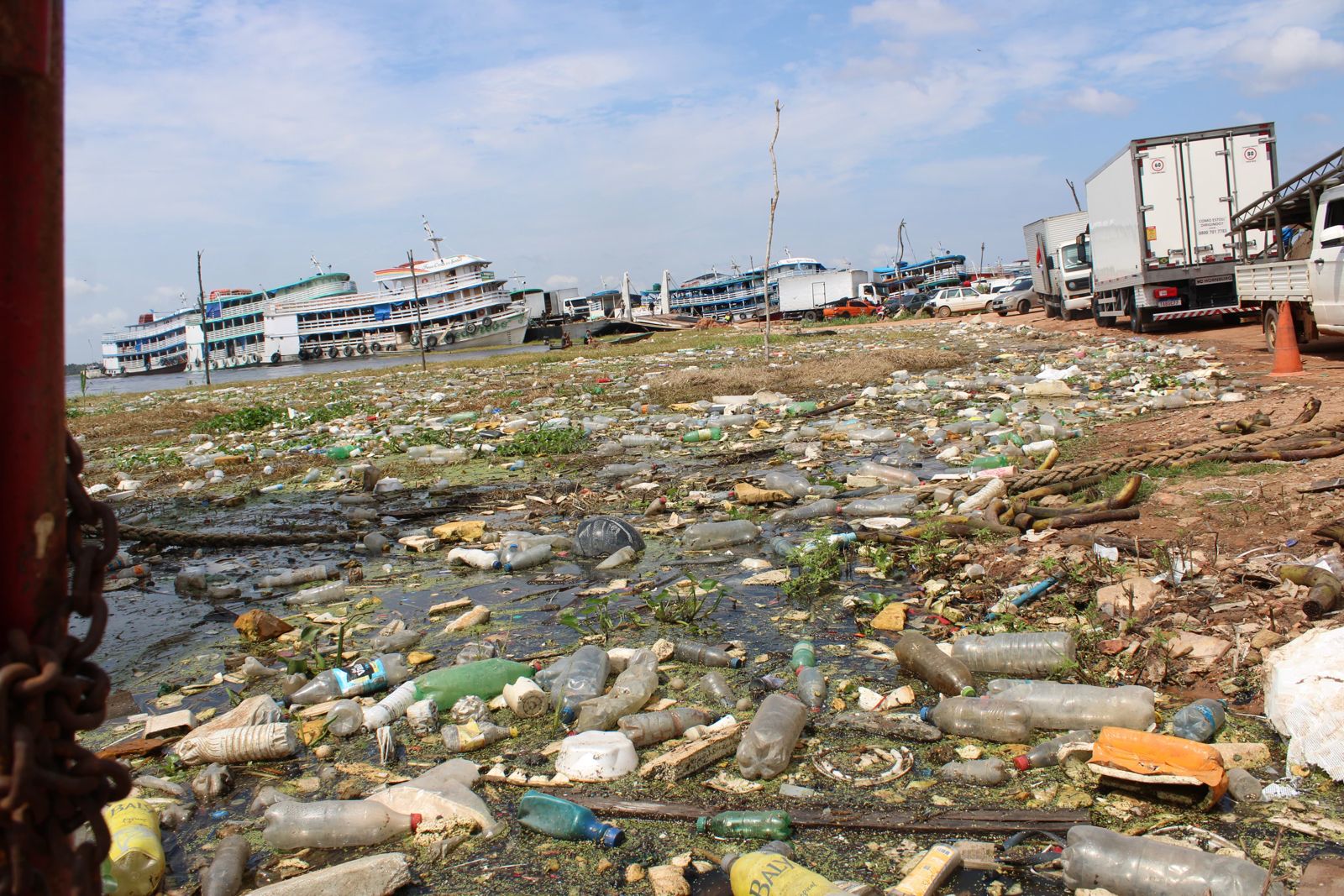 Polui&ccedil;&atilde;o e descarte irregular de res&iacute;duos s&oacute;lidos em &aacute;rea portu&aacute;ria - Foto: Ronaldo Siqueira / Portal do Holanda