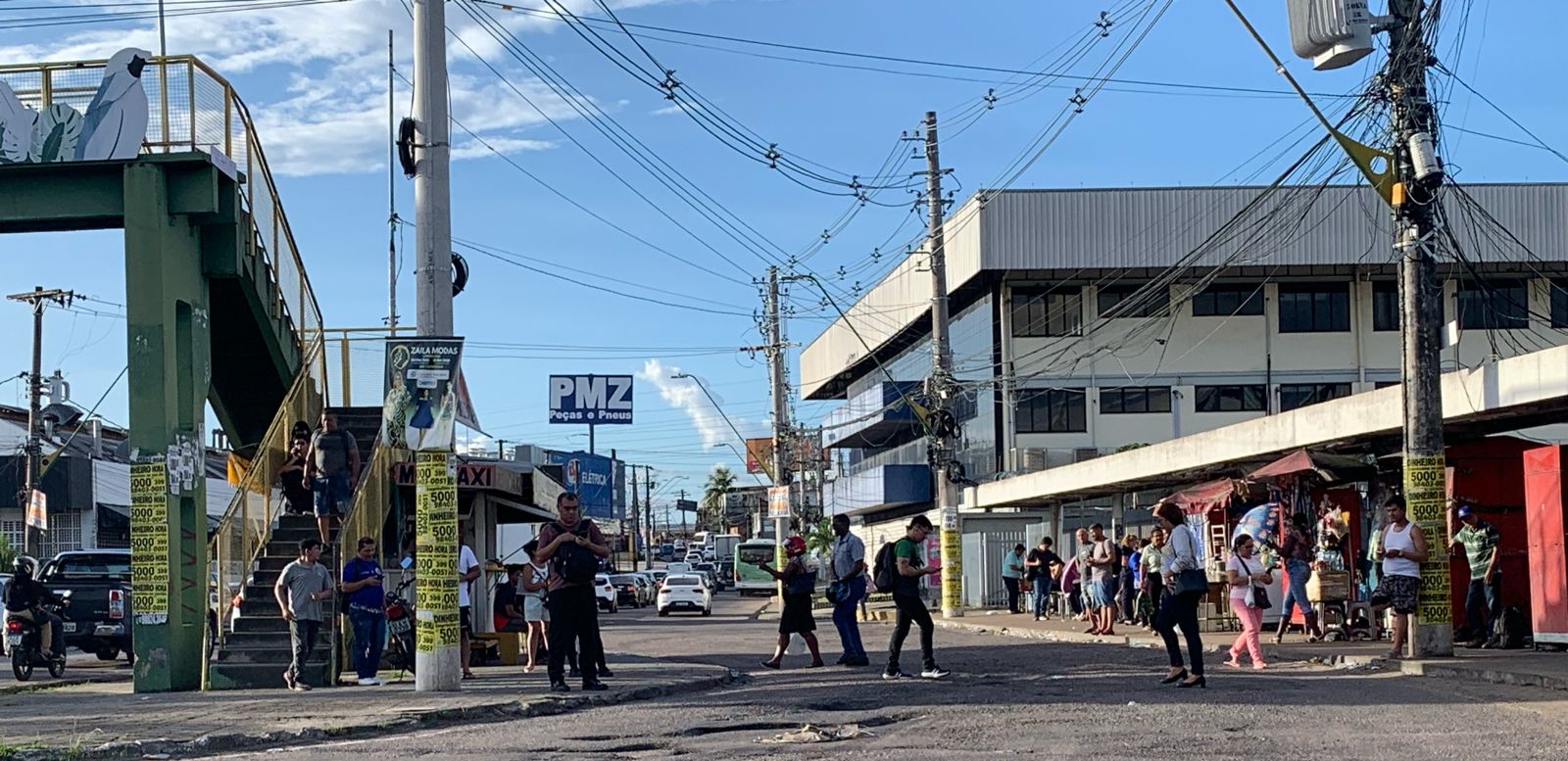 Usu&aacute;rios do transporte precisaram ficar esperando por horas nos pontos de &ocirc;nibus - Foto: Caio Guarlotte / Portal do Holanda