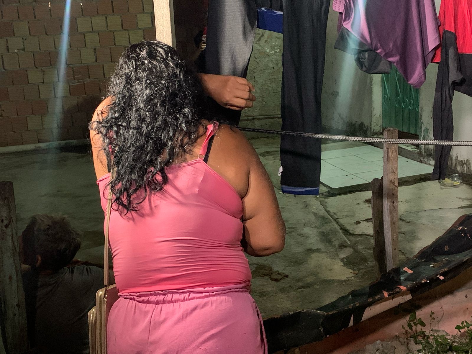 M&atilde;e chora pela morte do filho / Foto: Caio Guarlotte / Portal do Holanda