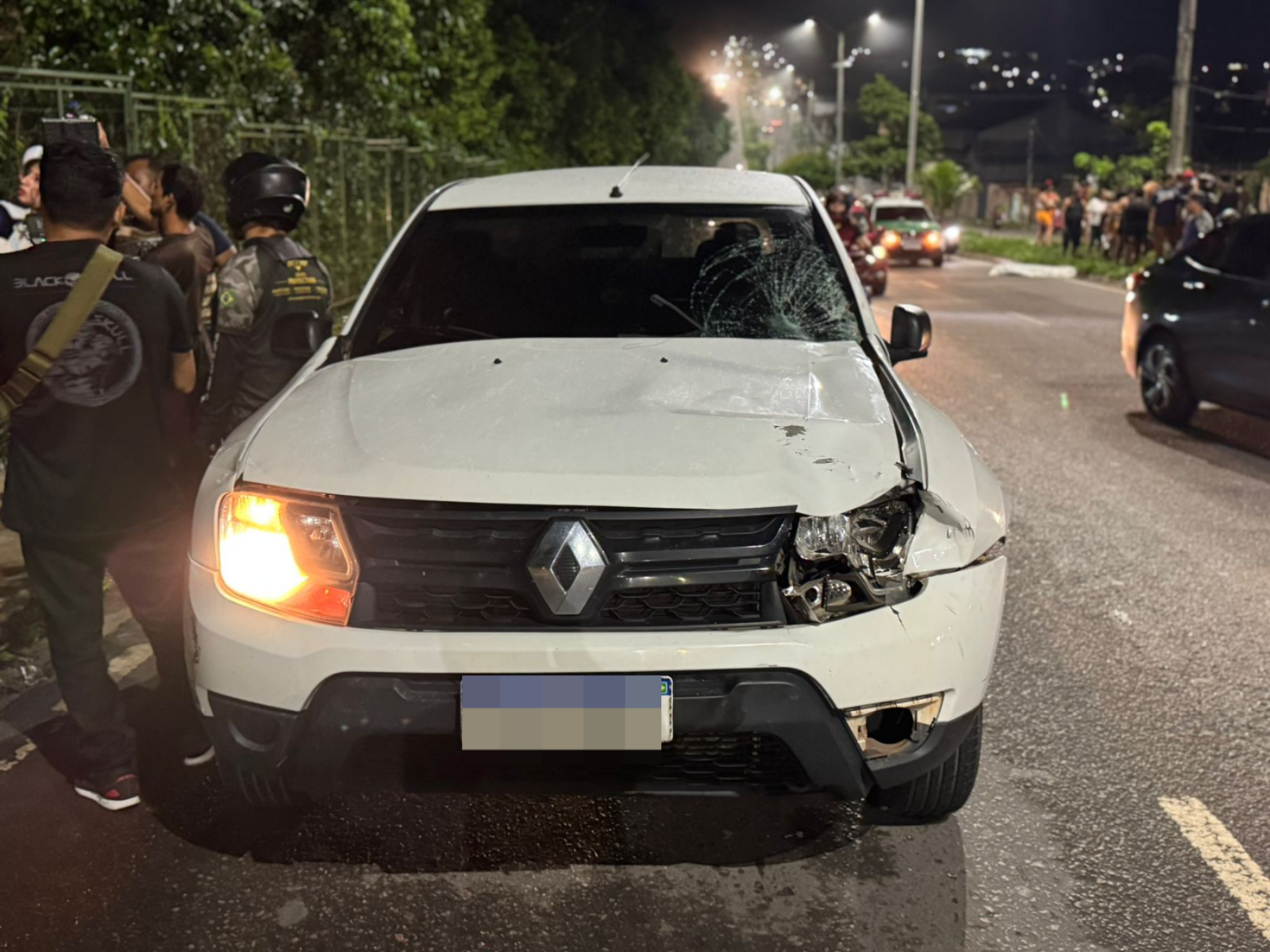 Carro do motorista ficou parcialmente destru&iacute;do - Foto: Reprodu&ccedil;&atilde;o