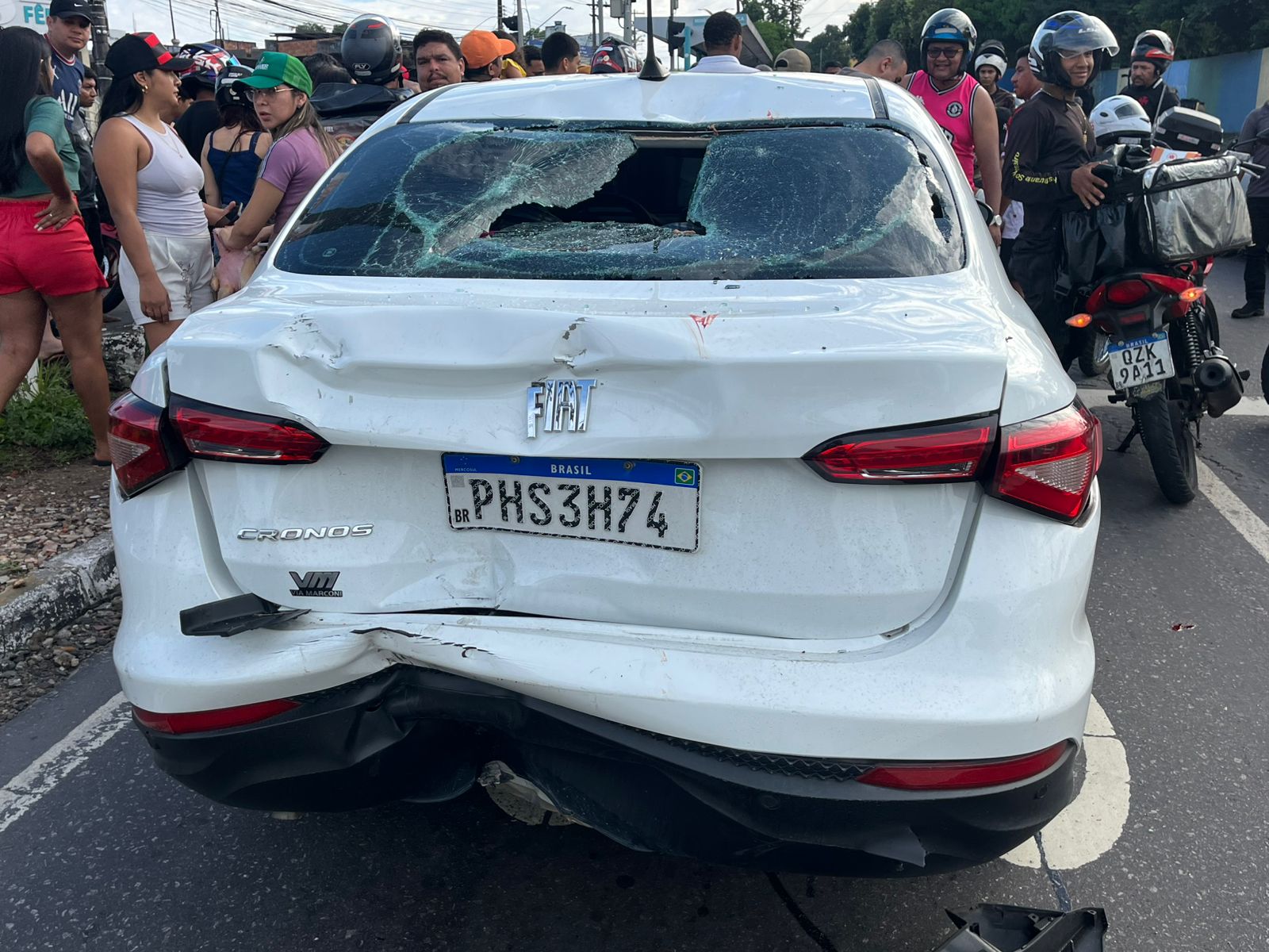 Garupa foi arremessada de cabe&ccedil;a no vidro do ve&iacute;culo. Fotos: Jander Robson/Portal do Holanda