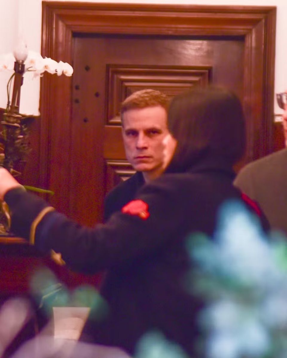 Diogo Cuoco, filho de Francisco Cuoco, no vel&oacute;rio &mdash; Foto: Edu Araujo/AgNews