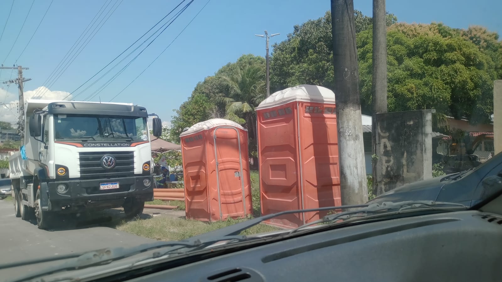 Banheiros qu&iacute;micos foram instalados na &aacute;rea e tem exalado forte odor, segundo os moradores - Foto: Divulga&ccedil;&atilde;o 
