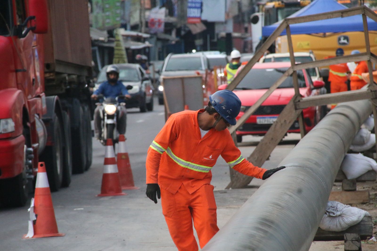 Obras paralisam o trânsito e testam a paciência de motoristas /Foto: Jander Robson / Portal do Holanda