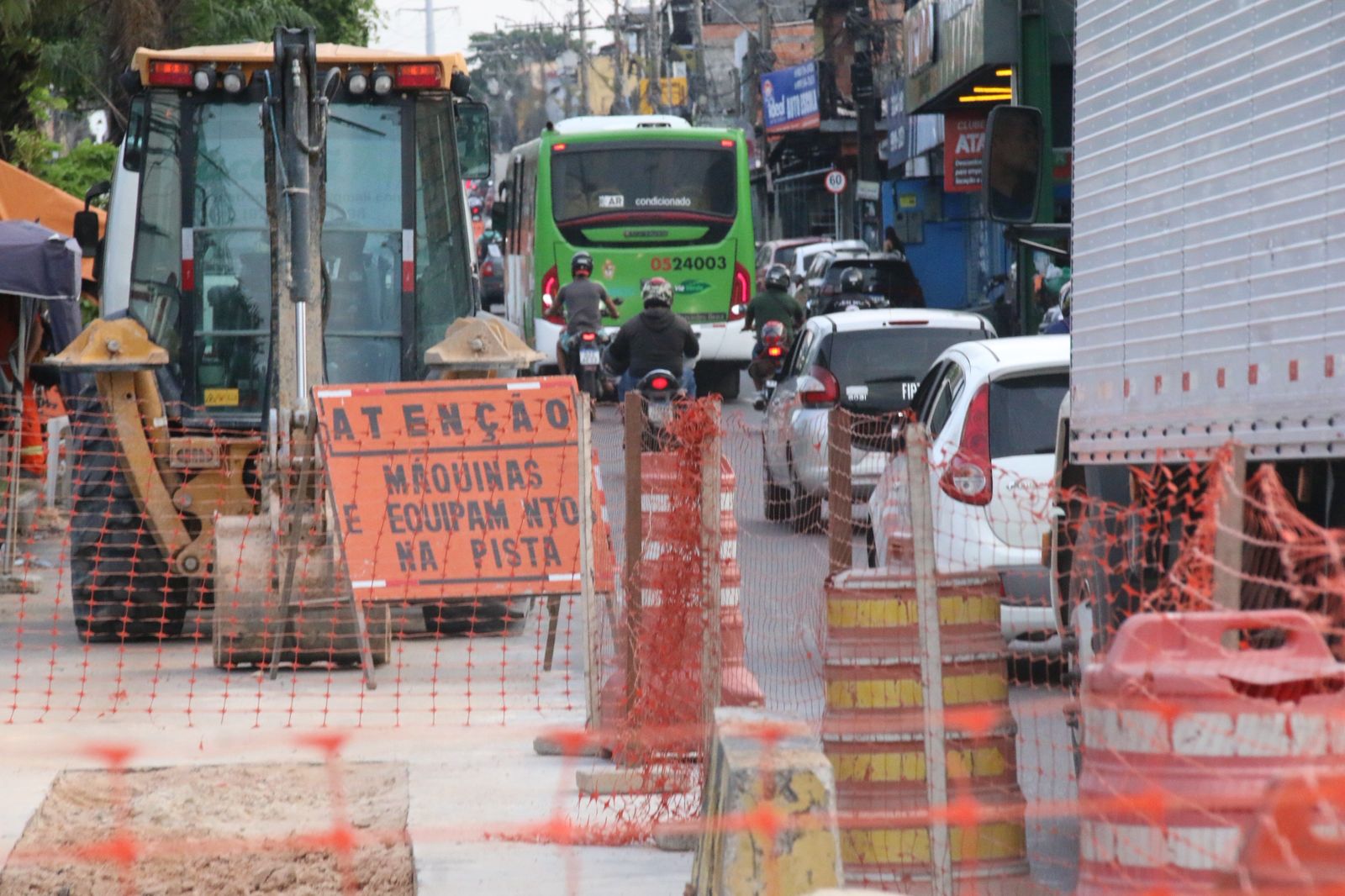 Obras paralisam o trânsito e testam a paciência de motoristas / Foto: Jander Robson / Portal do Holanda