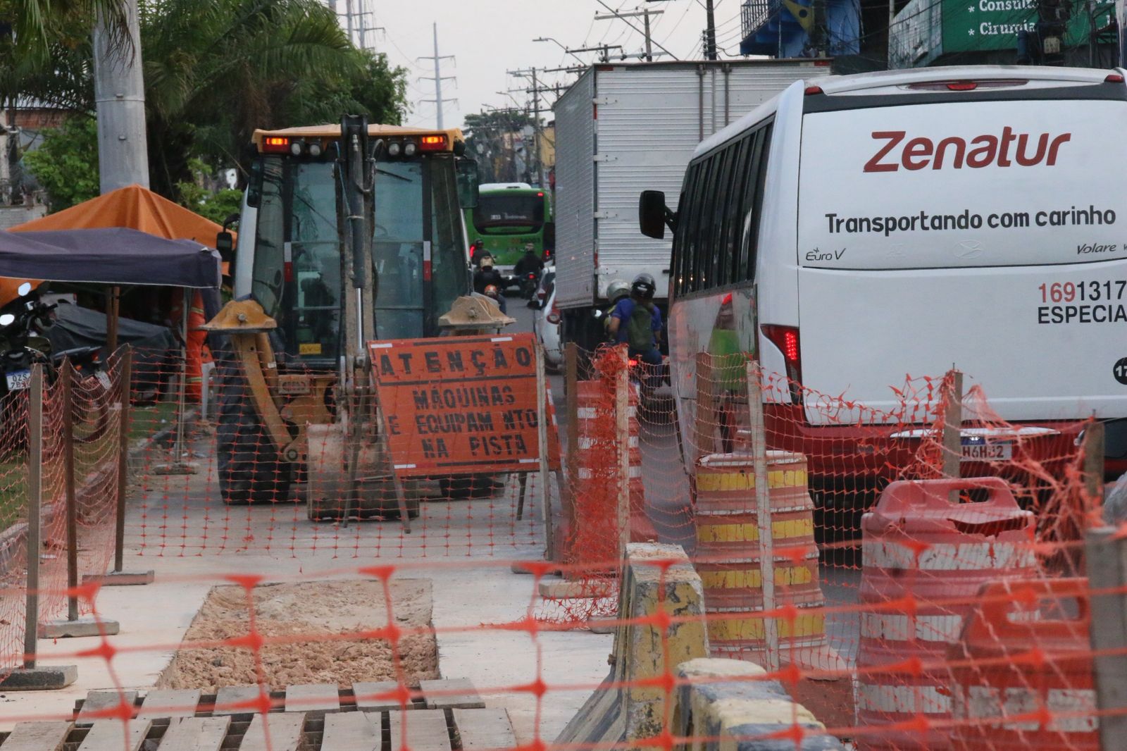 Obras em vias movimentadas deixam motoristas reféns do trânsito / Foto: Jander Robson / Portal do Holanda