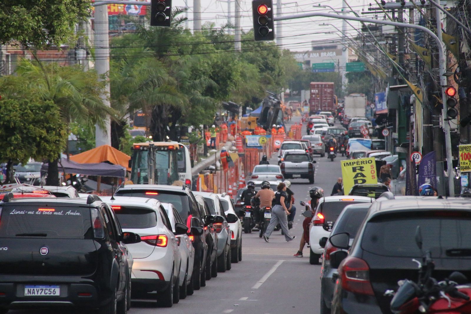 Motoristas enfrentam longas filas em trecho em obras na Avenida Grande Circular / Foto: Jander Robson / Portal do Holanda
