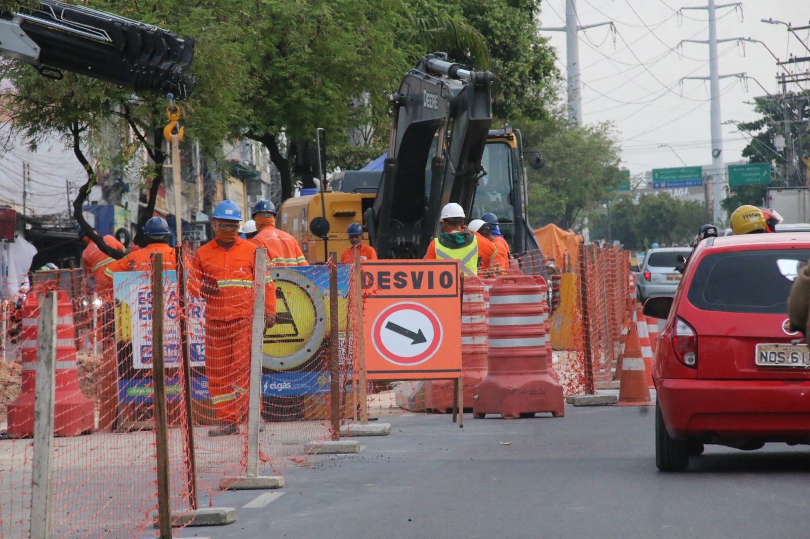 Obras da Cigás causam dor de cabeça para quem precisa se locomover na Av Grande Circular / Foto: Jander Robson / Portal do Holanda
