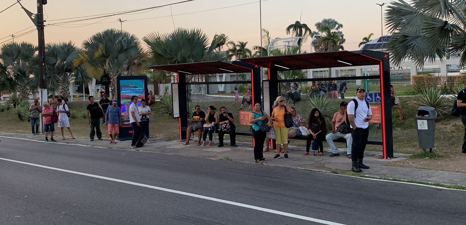Usu&aacute;rios do transporte p&uacute;blico tentam ir para casa / Foto- Caio Guarlotte / Portal do Holanda
