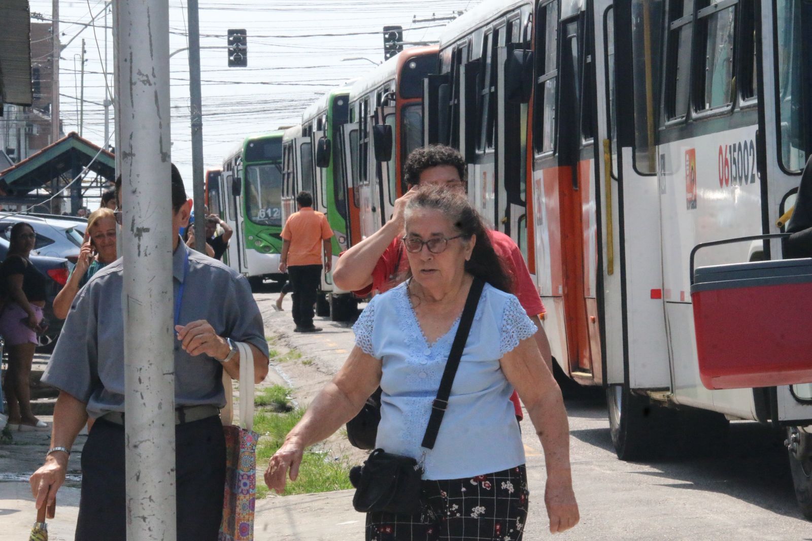 Passageiros s&atilde;o obrigados a seguir caminho a p&eacute; - Foto: Jander Robson / Portal do Holanda