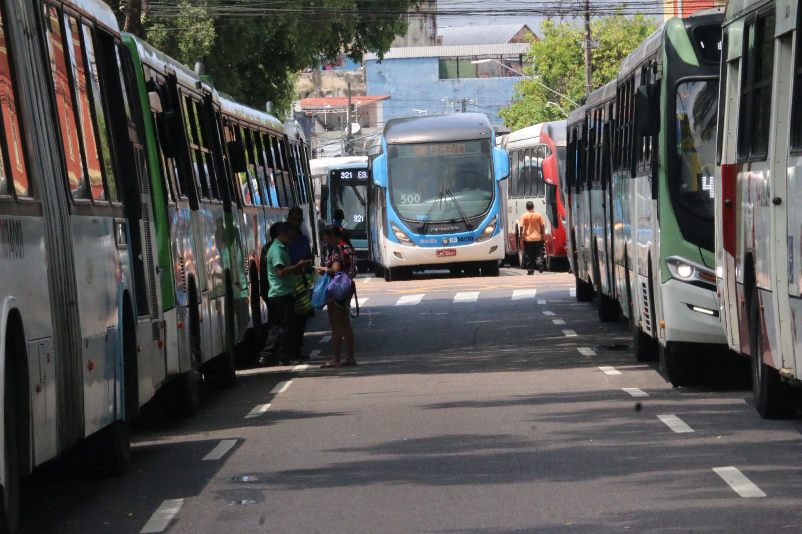 Rodovi&aacute;rios aguardam pagamento - Foto: Jander Robson/Portal do Holanda