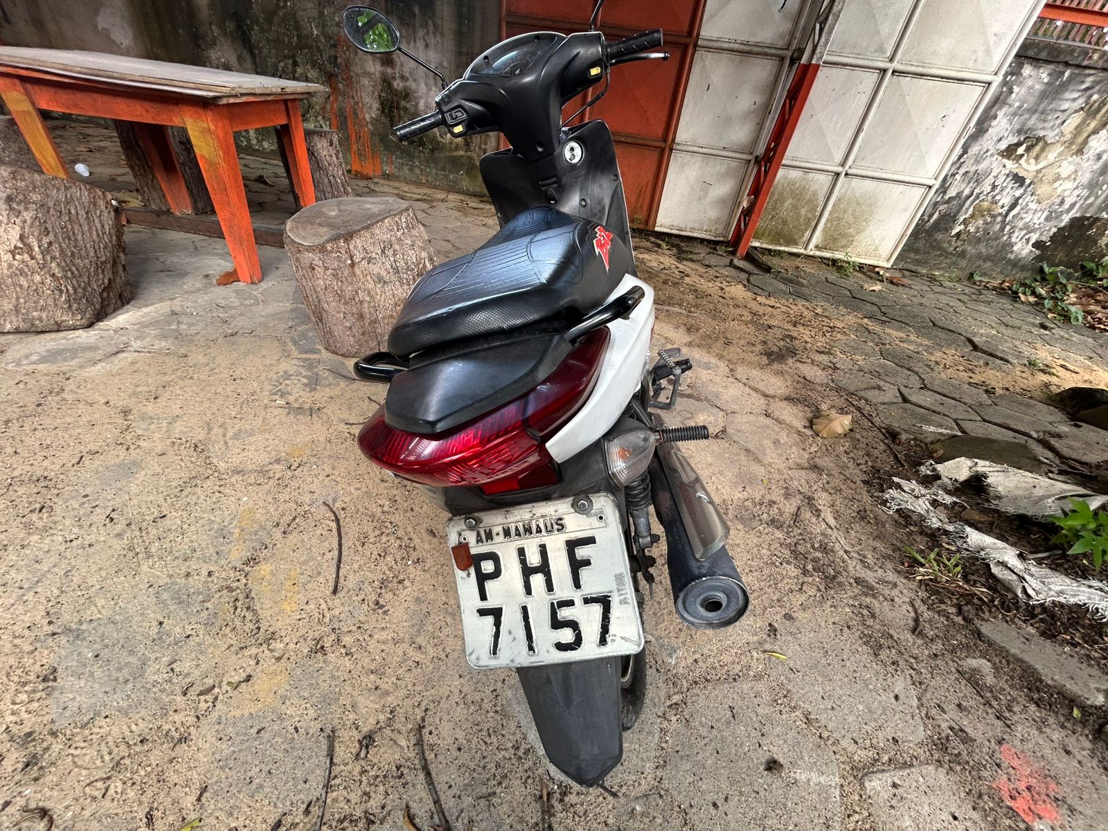 Moto da v&iacute;tima - Foto: Jander Robson/Portal do Holanda