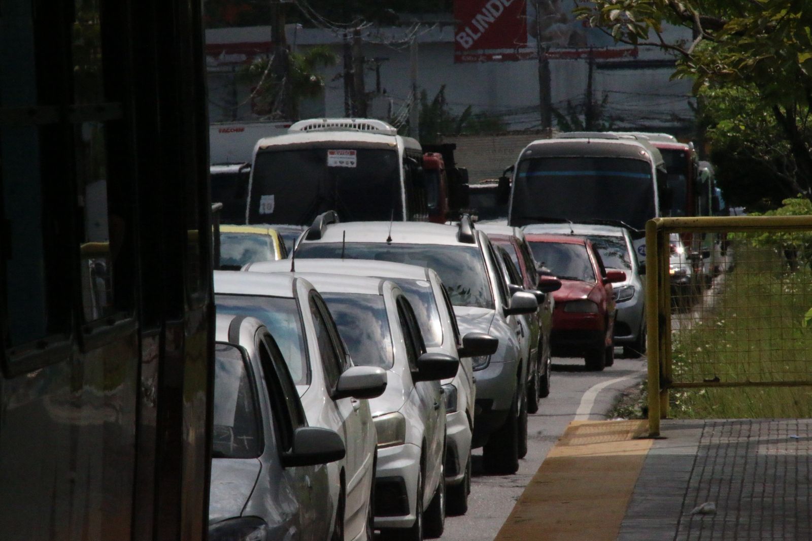 Tr&acirc;nsito congestionou - Foto: Jander Robson/Portal do Holanda