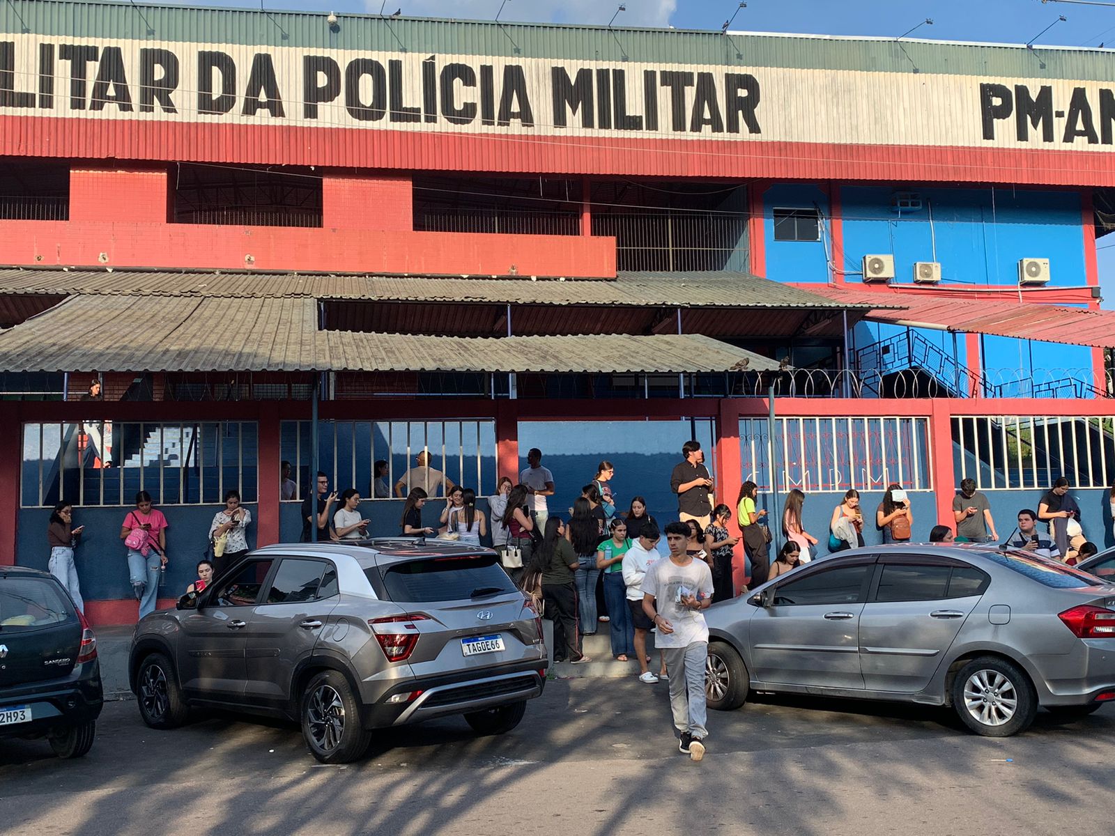 Alunos deixam escola ap&oacute;s prova da UEA / Foto: Caio Guarlotte/Portal do Holanda