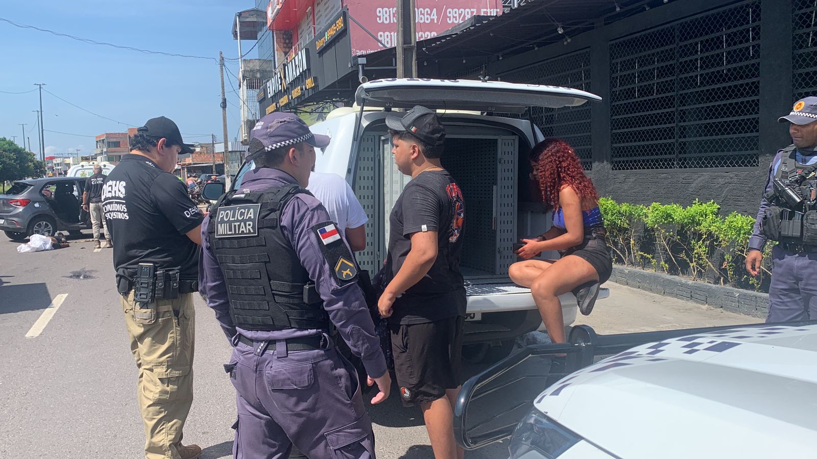 Trio foi levado ao hospital e depois &agrave; delegacia - Foto: Caio Guarlotte/Portal do Holanda