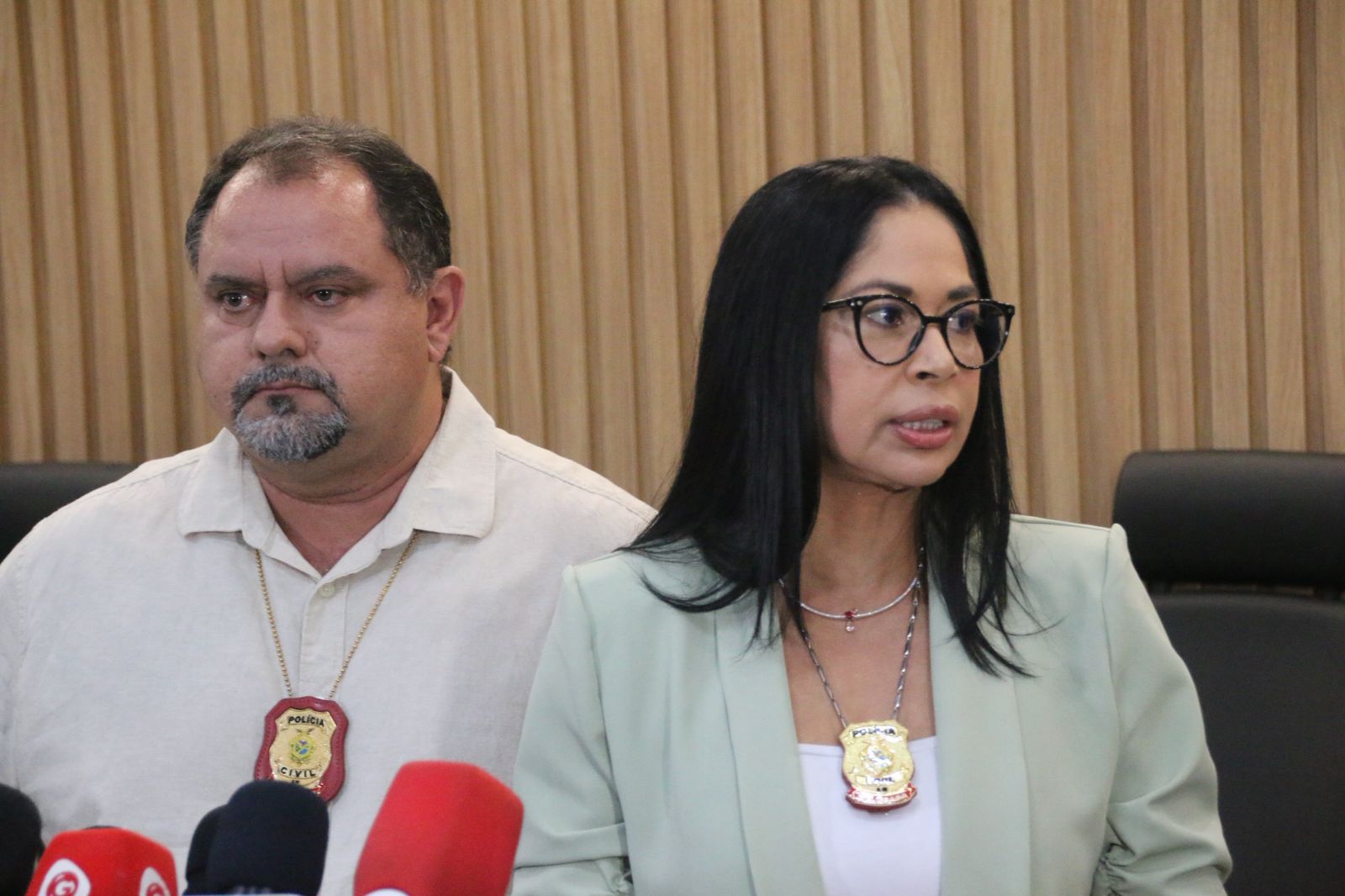 Delegados respons&aacute;veis pelo caso, Paulo Mavignier e Joyce Coelho, do DIP de Manacapuru - Foto: Jander Robson/Portal do Holanda