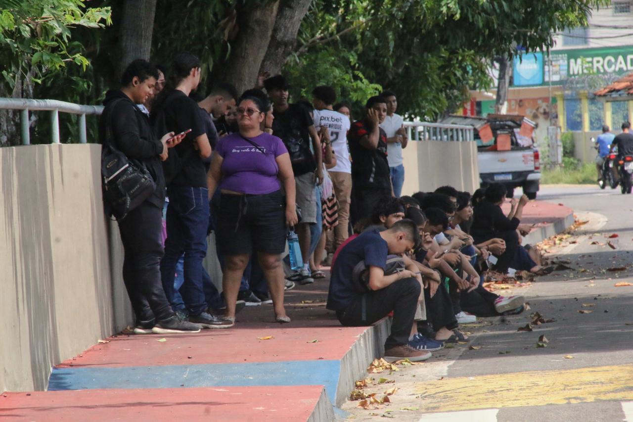 Candidatos aguardam abertura dos port&otilde;es - Foto: Jander Robson/Portal do Holanda