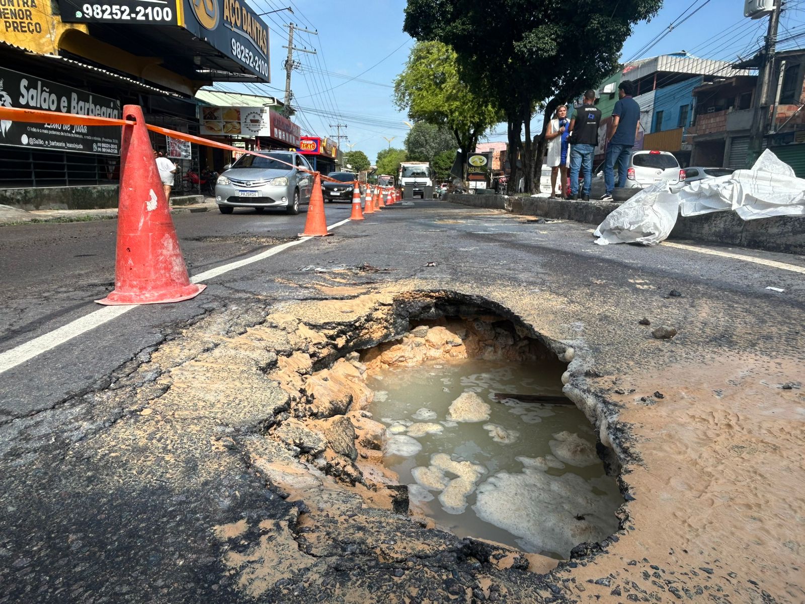 Buraco e muita &aacute;gua vazando na via - Foto: Jander Robson/Portal do Holanda