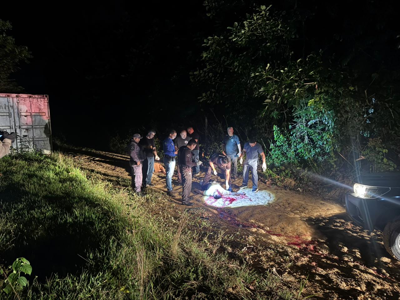 Pol&iacute;cia realiza per&iacute;cia na cena do crime / Foto: Neto Silva / Portal do Holanda