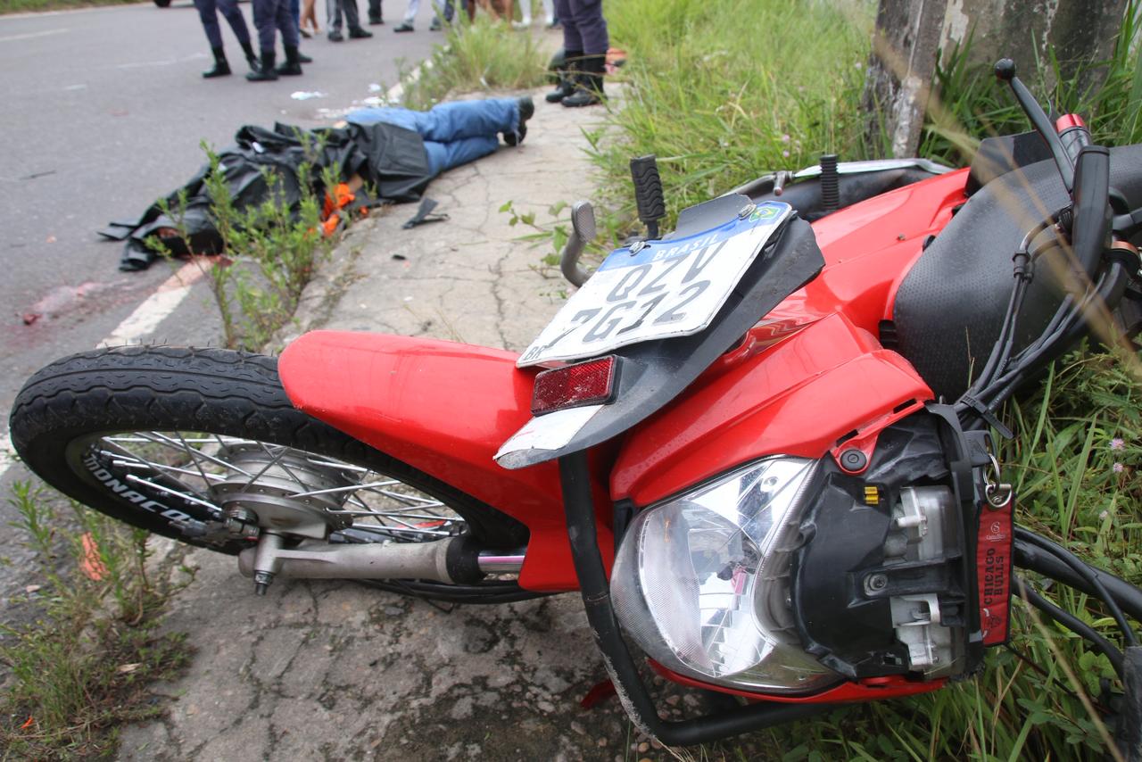 Moto da v&iacute;tima - Foto: Jander Robson/Portal do Holanda