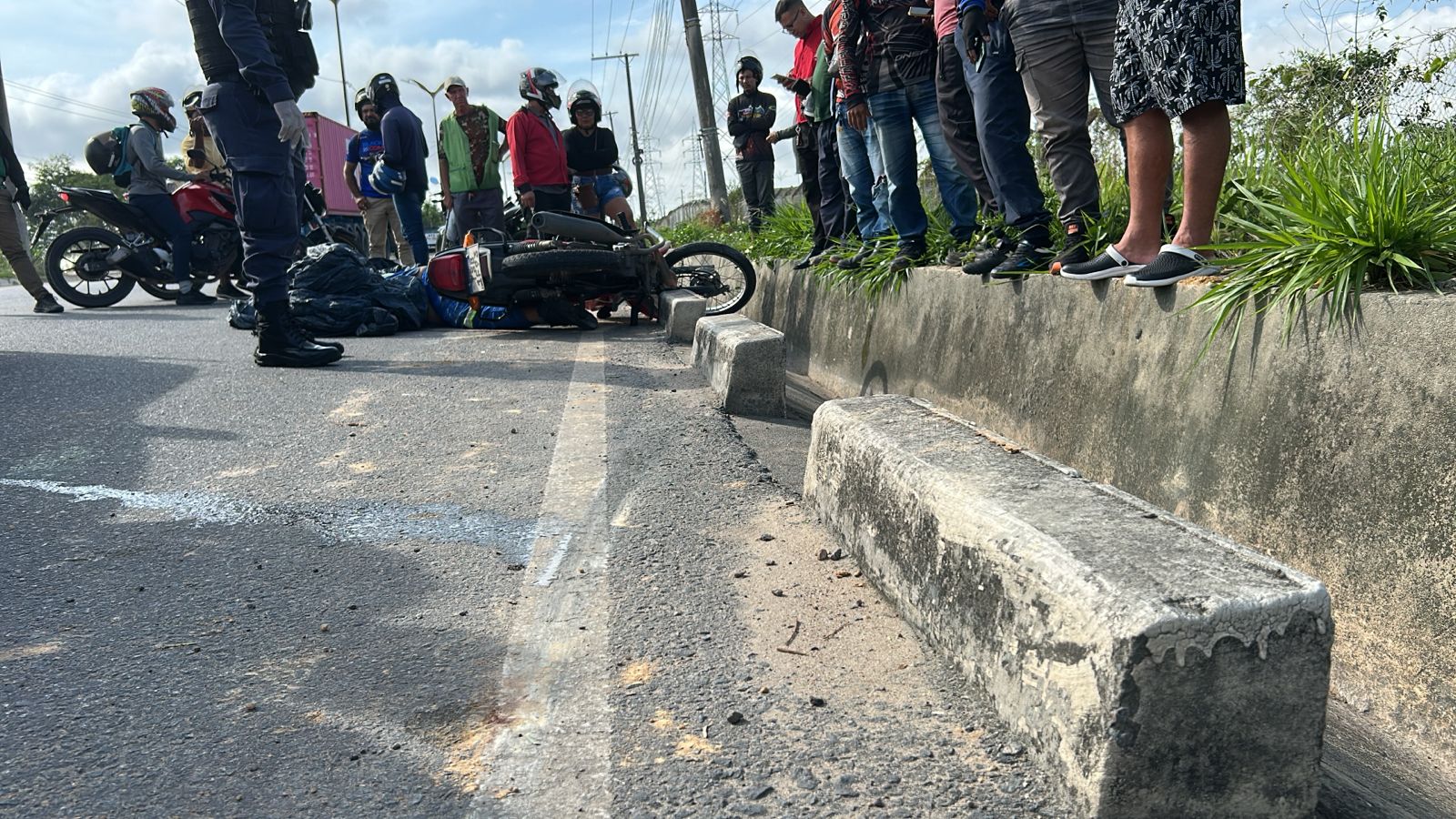 Blocos &agrave; margem da via - Foto: Jander Robson/Portal do Holanda