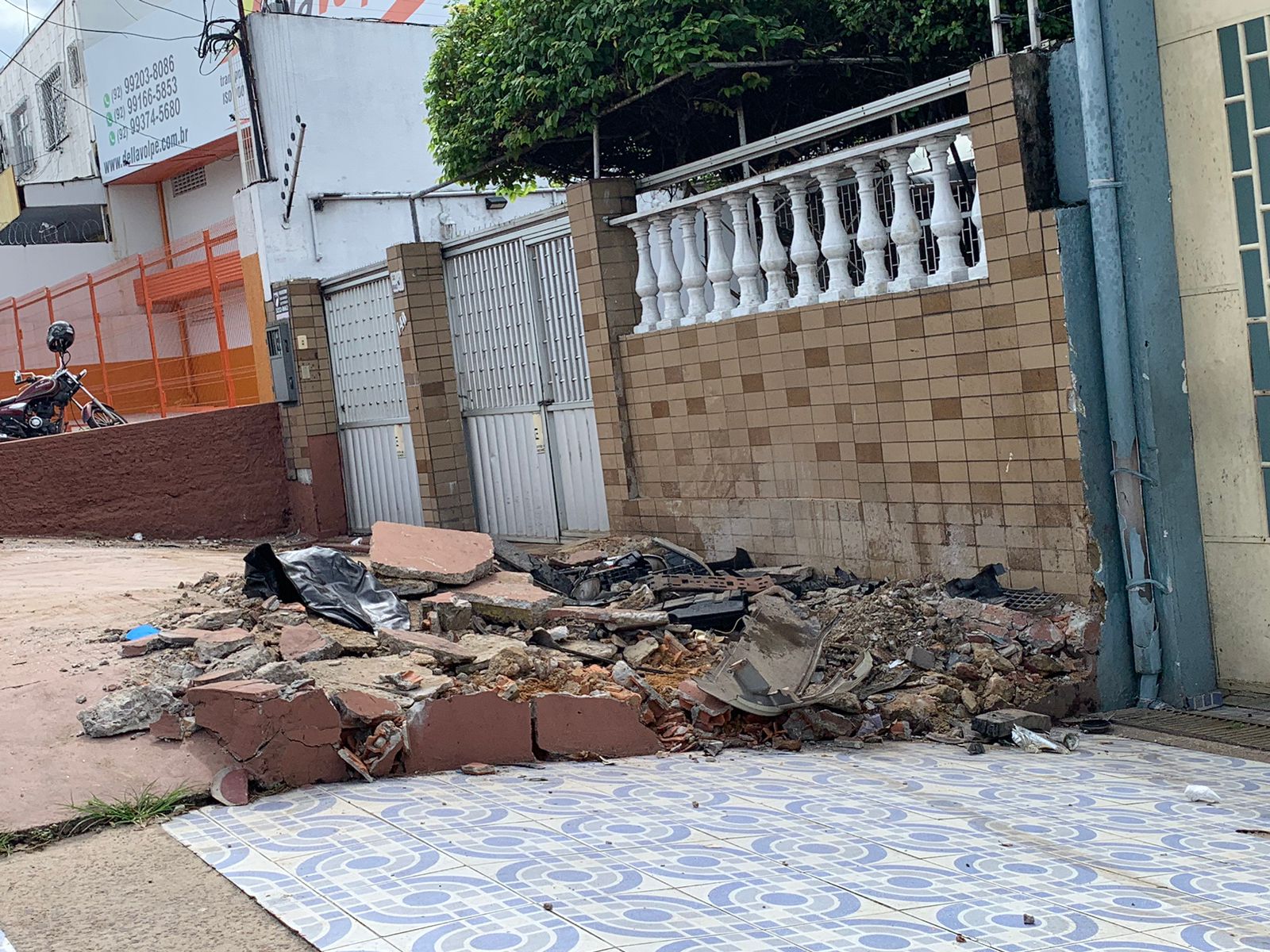 Entrada de casa foi destru&iacute;da - Foto: Caio Guarlotte/Portal do Holanda