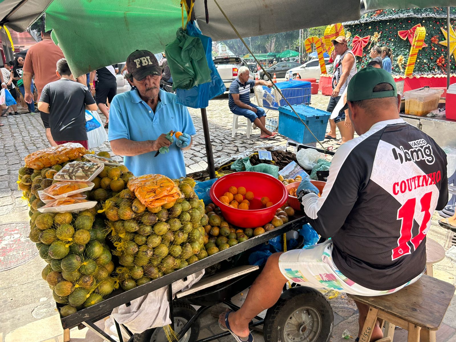 Al&eacute;m de roupas e objetos, consumidores tamb&eacute;m procuravam por frutas e verduras para a ceia - Jander Robson / Portal do Holanda