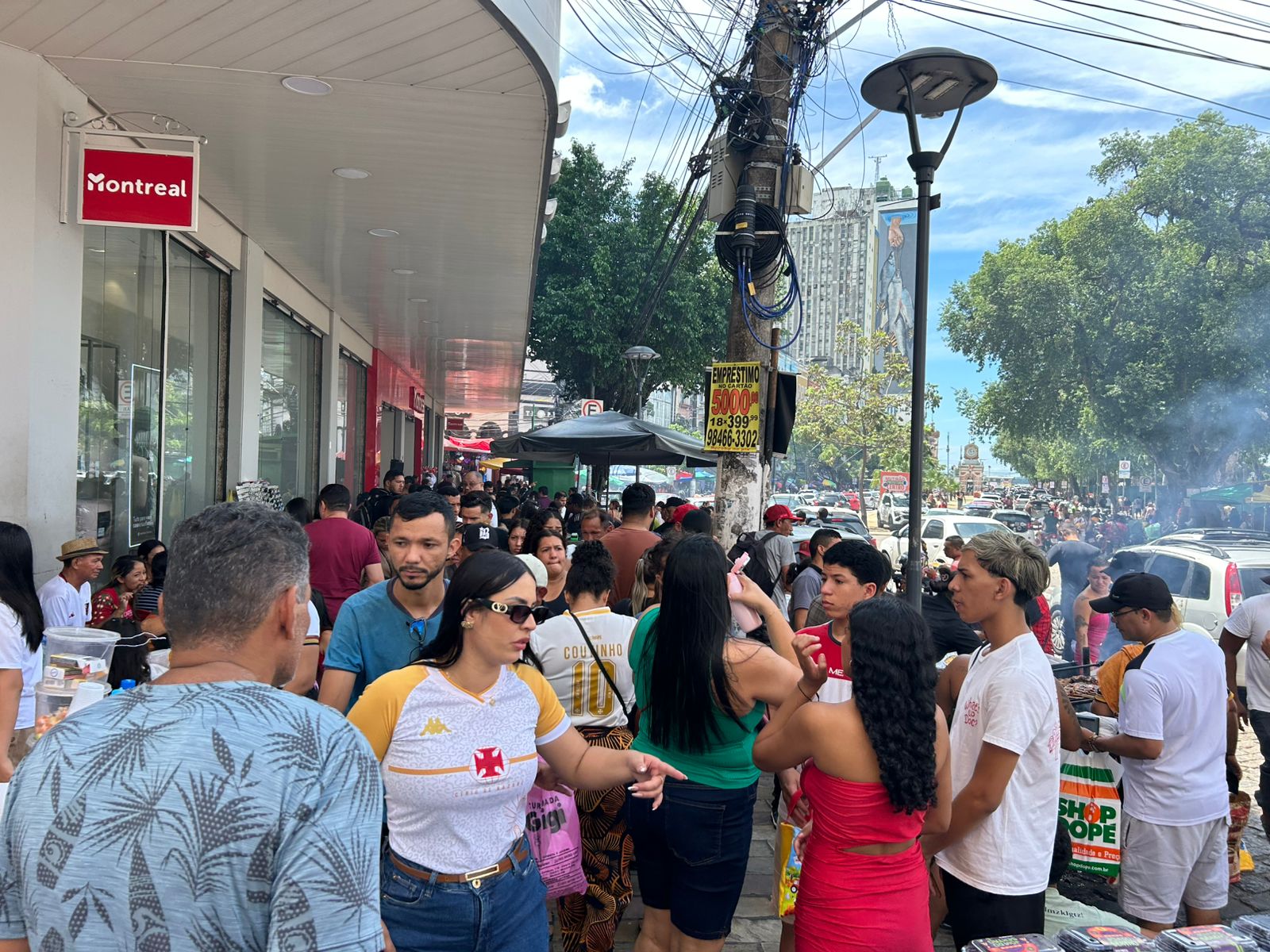 Milhares de pessoas buscaram oCentro de Manaus para fazer as compras - Foto: Jander Robson / Portal do Holanda