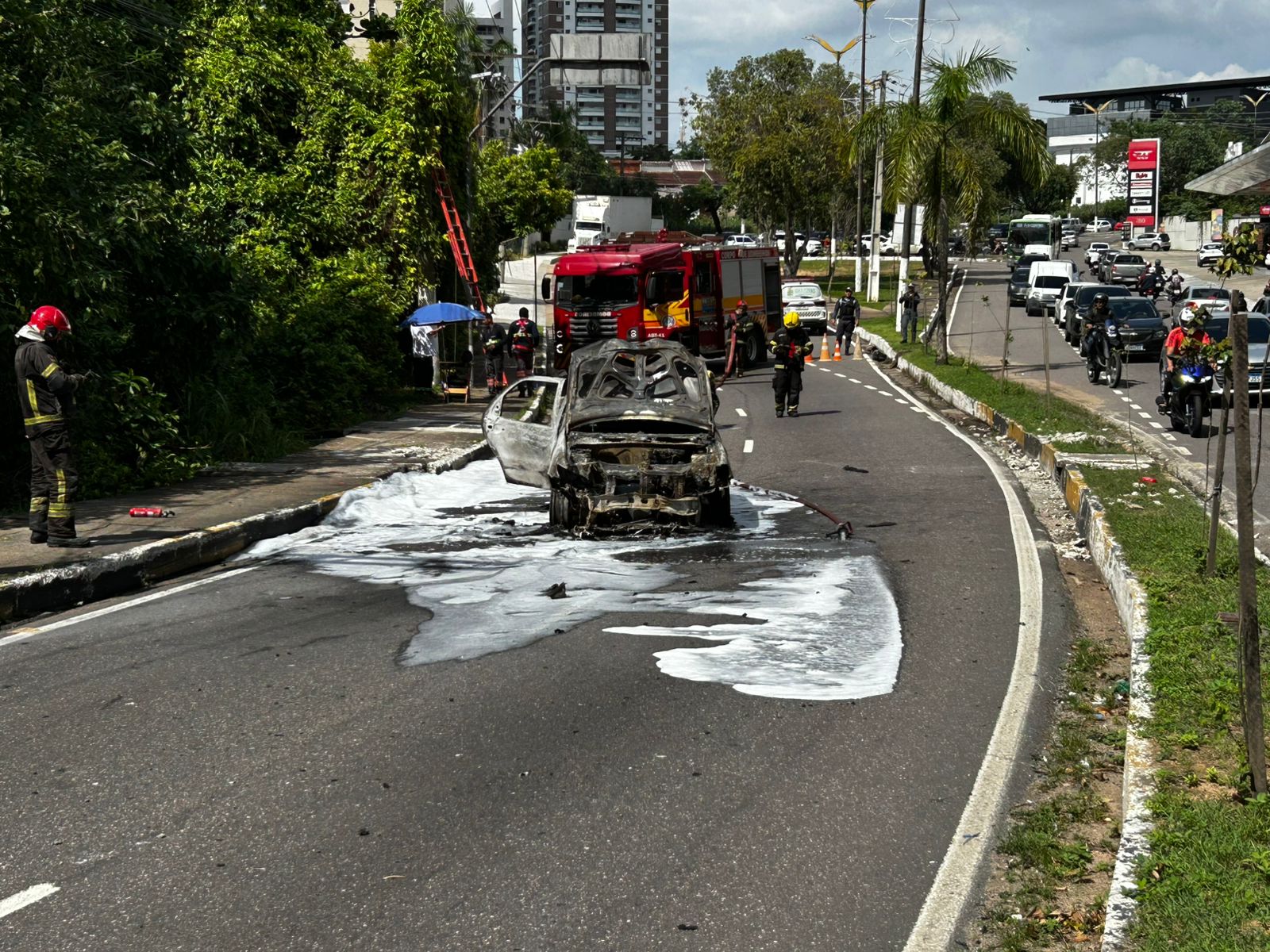 P&aacute;lio ficou destru&iacute;do pelas chamas - Foto: Jander Robson / Portal do Holanda
