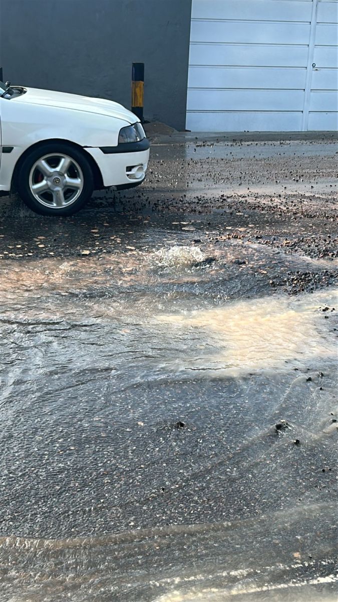 &Aacute;gua jorra na rua como uma fonte - Foto: Jander Robson/Portal do Holanda