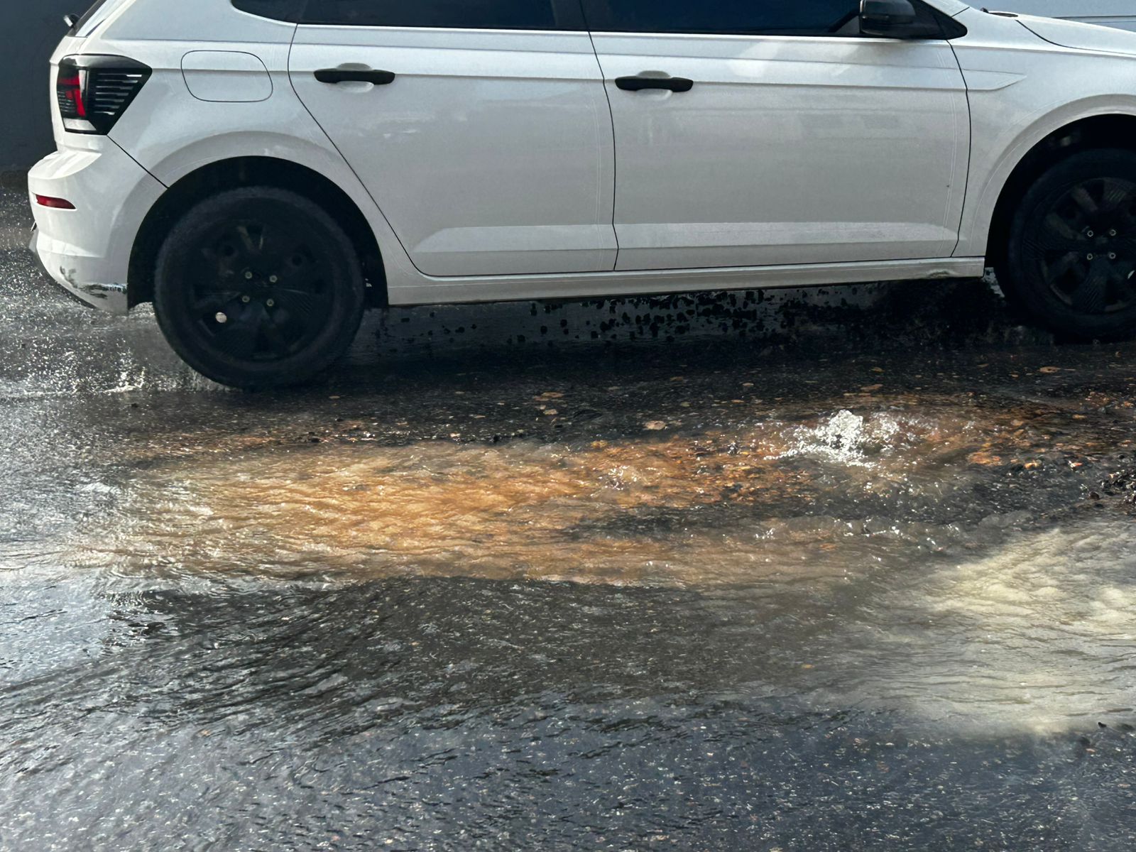 &Aacute;gua jorra na rua como uma fonte - Foto: Jander Robson/Portal do Holanda